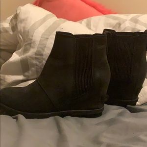 Black sorel wedge boots